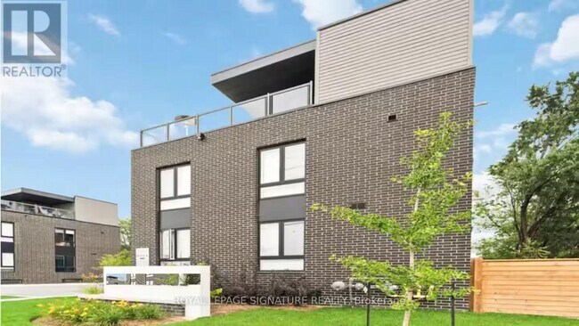 Photo du bâtiment - 6065 McLeod Rd