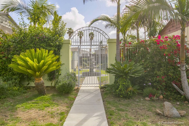 Building Photo - Adorable 2 Bedroom Cottage with Fenced yard, Washer+Dryer, Dishwasher, Reserved Parking!