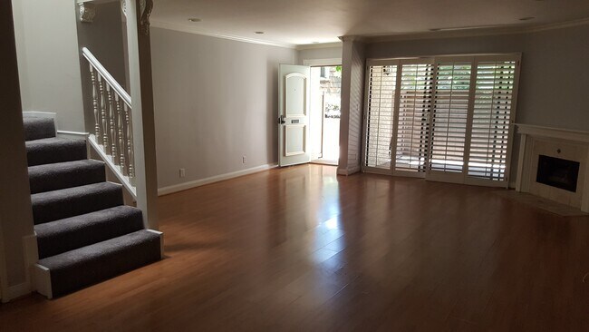 Entrada principal/Sala de estar - 638 Wilcox Ave