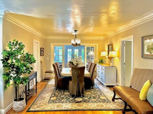 Foto del edificio - Fully Furnished Tranquil Downtown Home - Available Now!