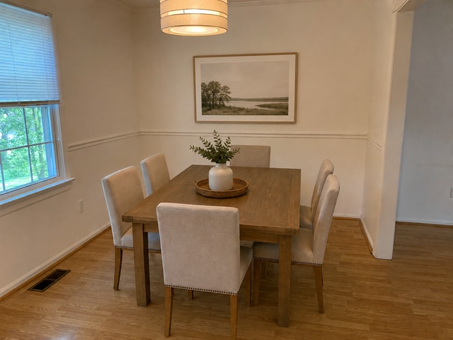 Building Photo - End Townhome In Oak Manor Community