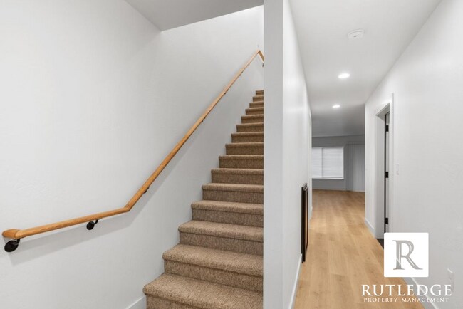 Building Photo - Jacksonville Townhome!  Private End Unit
