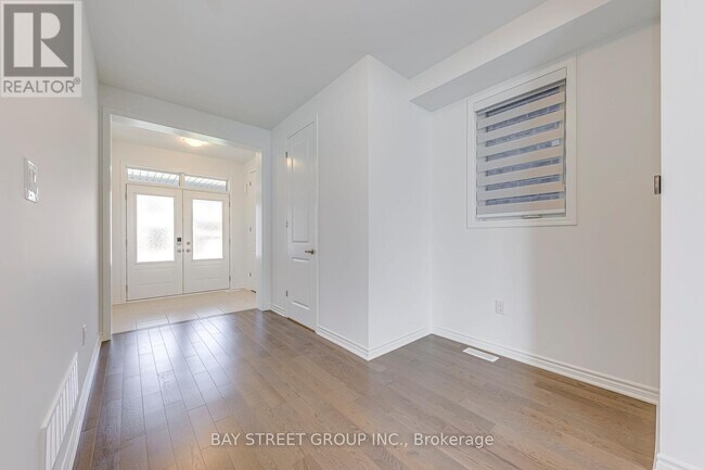 Building Photo - 1508 Rothbury Cres