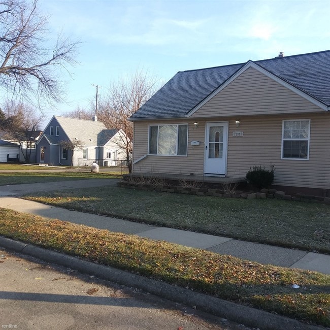 Building Photo - 3 br, 1.5 bath House - 21938 Birchwood Ave