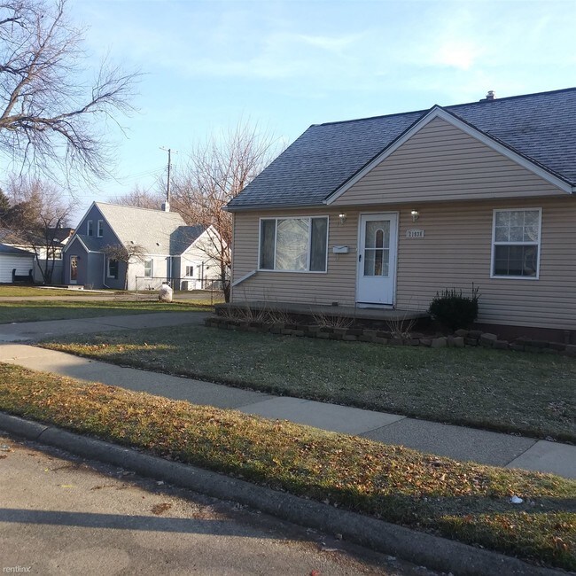 Foto del edificio - 3 br, 1.5 bath House - 21938 Birchwood Ave