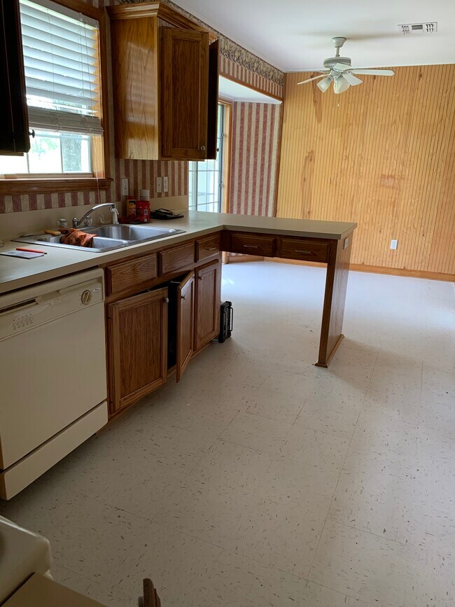Kitchen/dining room - 127 W Menard Rd