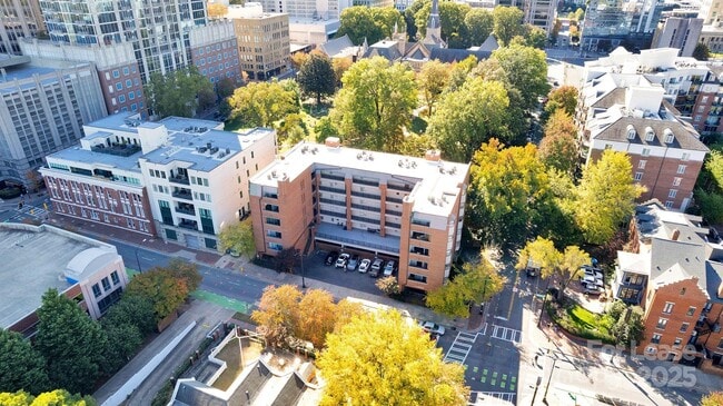 Foto del edificio - 224 N Poplar St