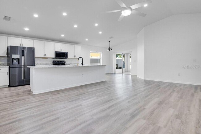 Foto del edificio - 693 Persian Dr