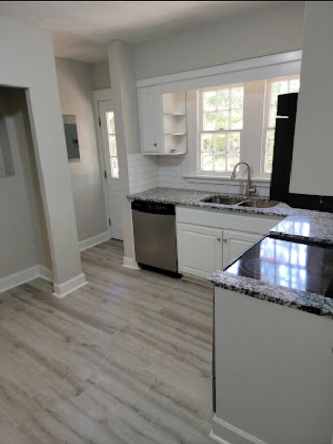 Foto del edificio - 3643 Forrest Rd