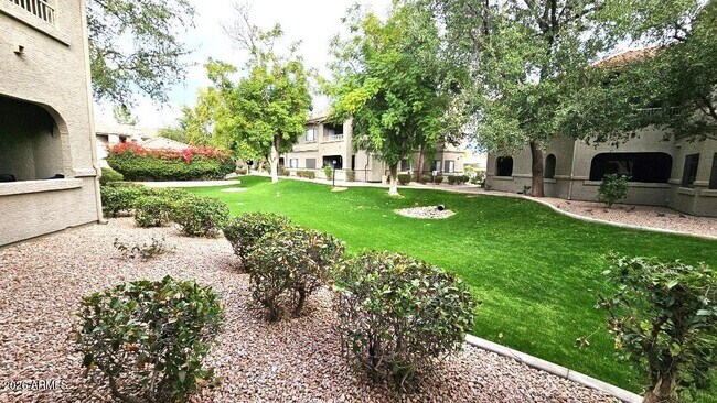 Foto del edificio - 15225 N 100th St