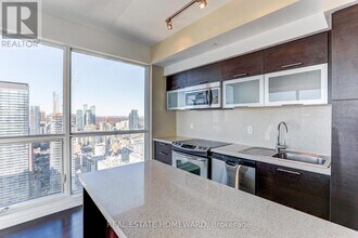 Building Photo - 386 Yonge St