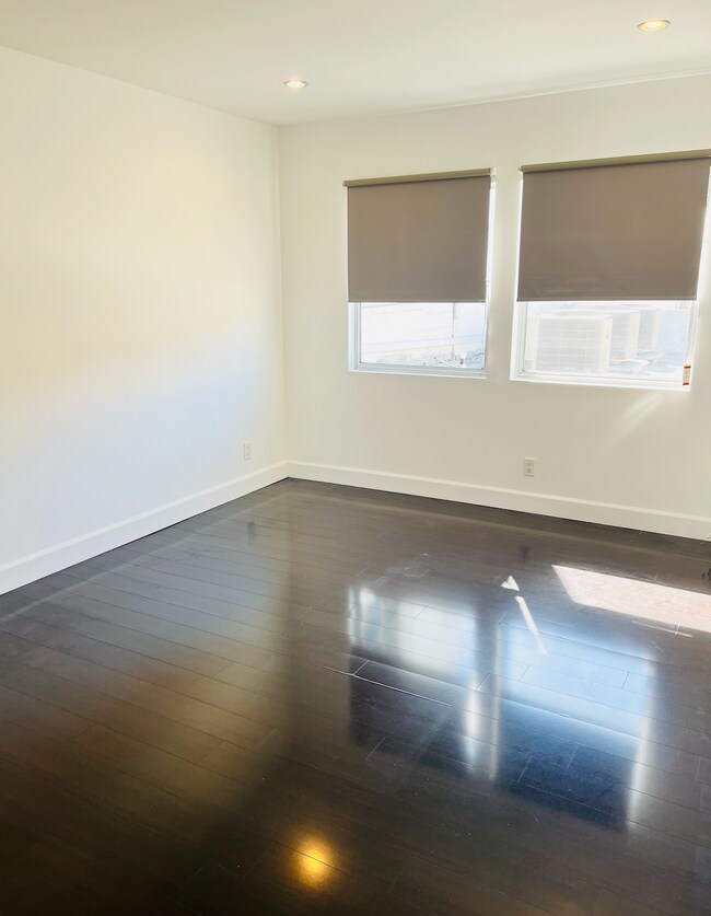 Building Photo - 2164 W Sunset Blvd