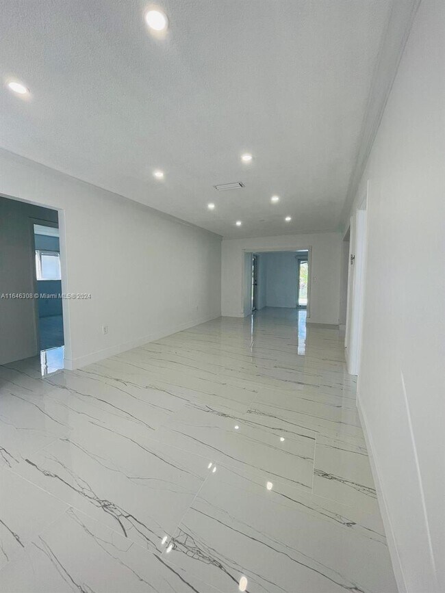 Foto del edificio - 1400 N 74th Terrace