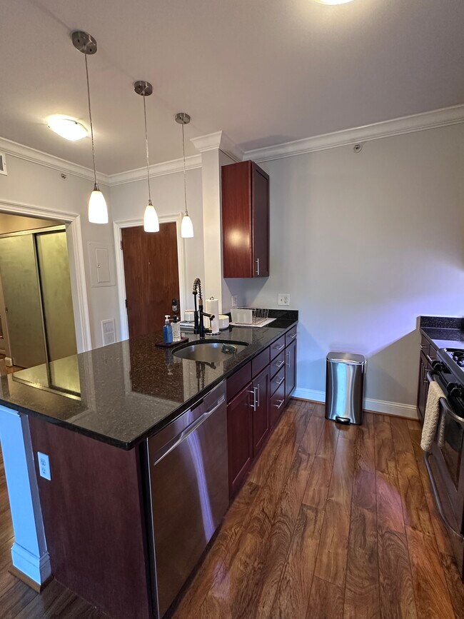 Foto del edificio - 6301 Edsall Rd