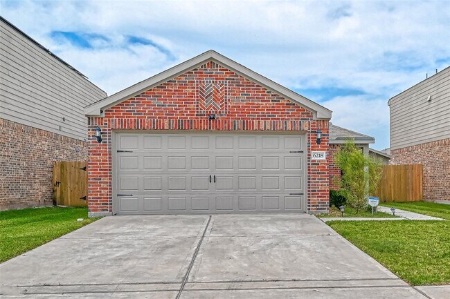 Building Photo - 6218 El Oro Dr