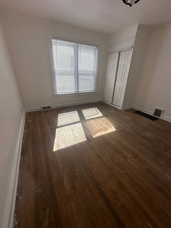 Foto del edificio - 2 bed 1 bath update home with original har...