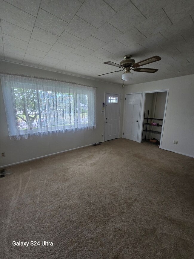 Building Photo - Spacious three bedroom available now!