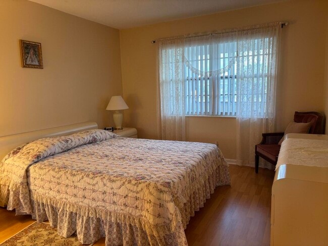 Building Photo - 115 Camden E