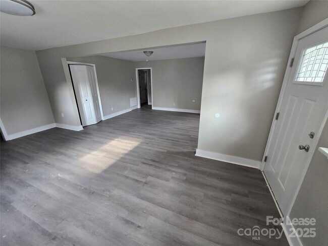 Building Photo - 2720 Englehardt St