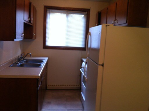 Building Photo - 995 Lynde Dr NE