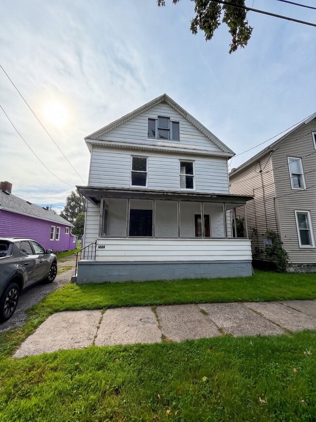 Building Photo - 533 E 14th St