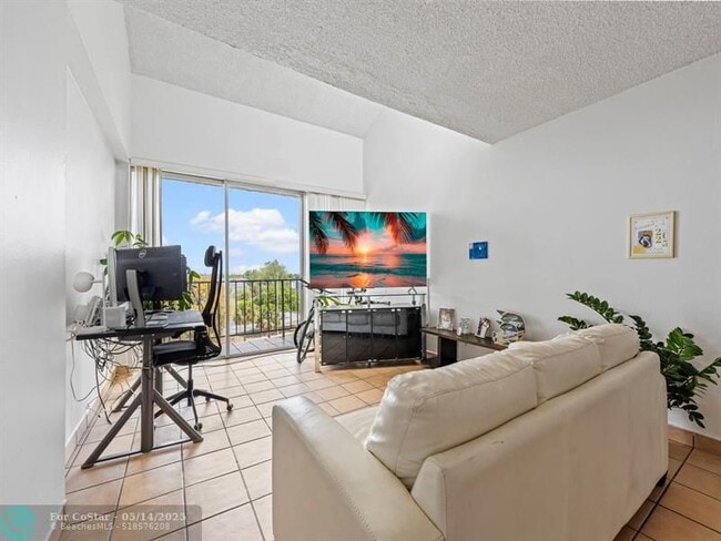 Building Photo - 310 Fontainebleau Blvd