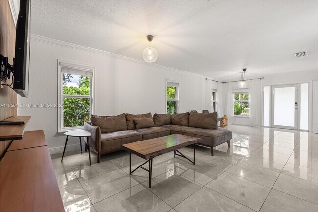 Foto del edificio - 1081 NE 132nd St