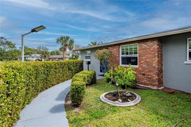 Foto del edificio - 541 E Tarpon Blvd NW