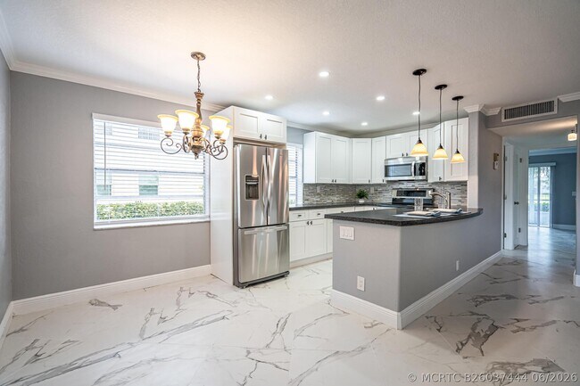 Foto del edificio - 244 Normandy Ln