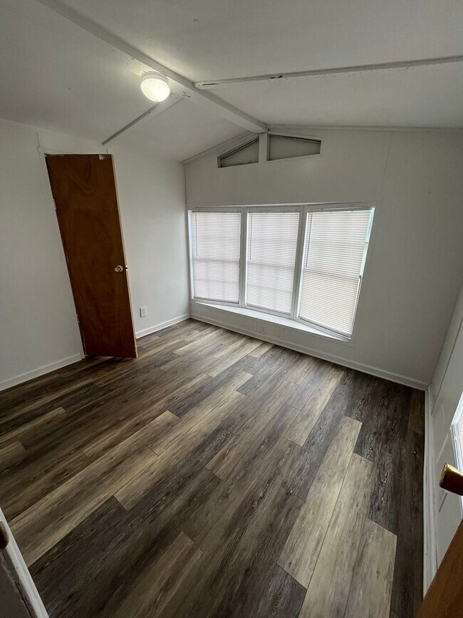 Building Photo - 8 Pin Oak Ln