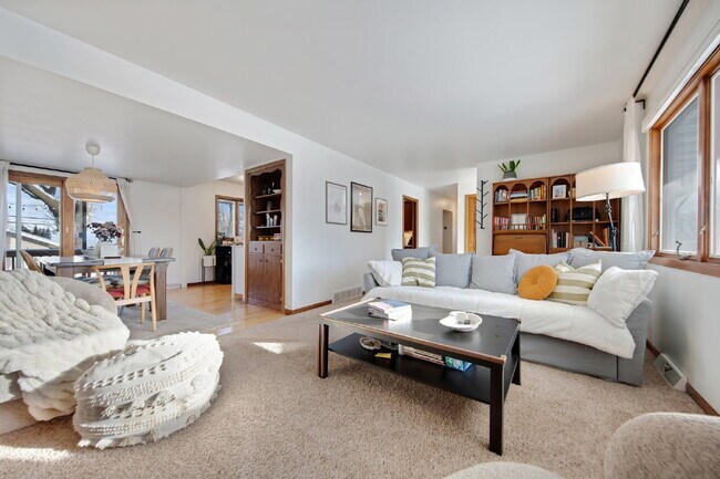 Foto del edificio - Gorgeous 3 Bedroom In Saint Anthony Village - Dogs Welcome!