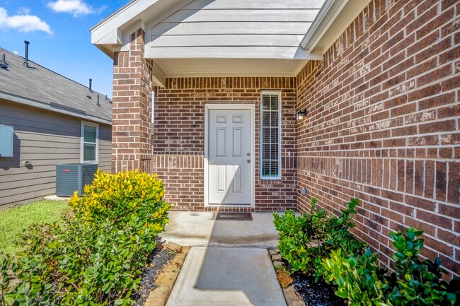 Building Photo - 2816 Madison Dr