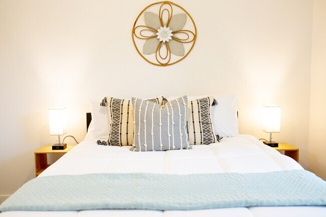 Building Photo - 3915 W 8th St