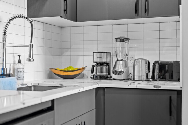 Photo du bâtiment - 2 Bedroom, 1 Bathroom newly renovated unit available Now!