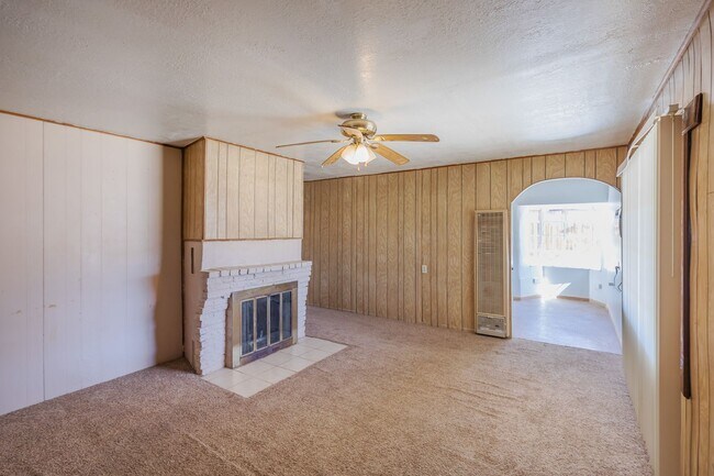 Building Photo - Cozy 2 Bed 1 Bath - Pets on Owner Approval!
