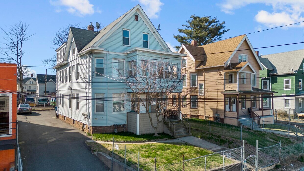 7 Hazel St Unit 3rd flr, Hartford, CT 06106 Room for Rent in Hartford