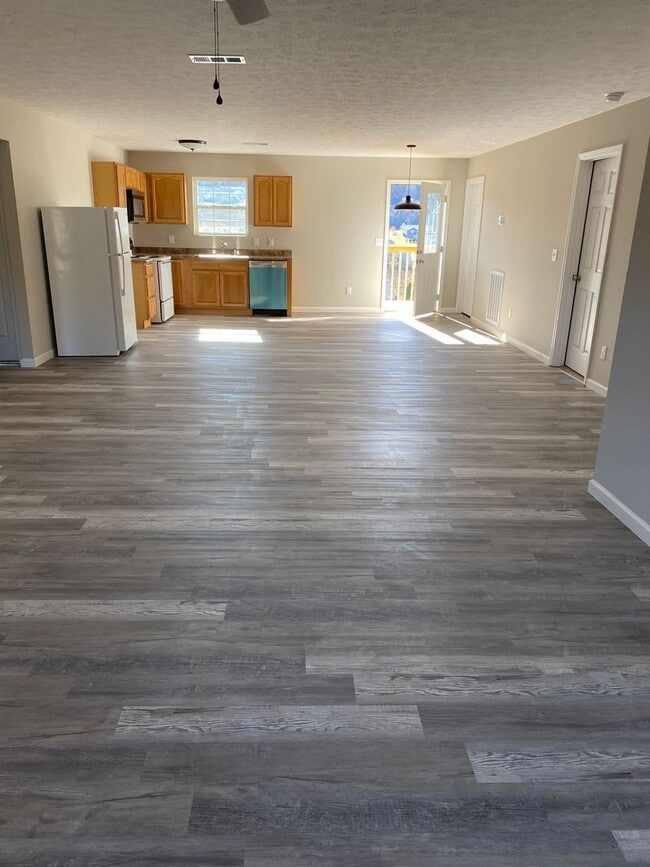 Building Photo - 3 bedroom 2 bath single family home in Kodak, TN