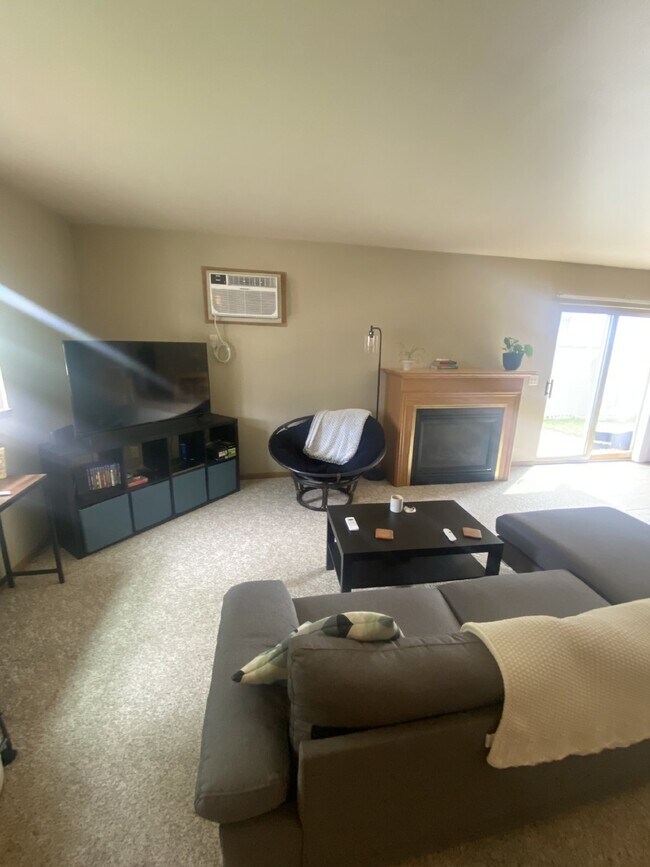 Foto del edificio - Huge 2 bed 1 bath just off Water St availa...