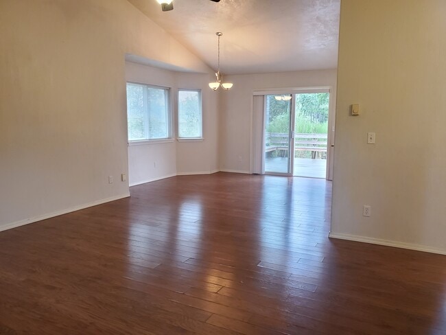 Building Photo - 571 E Hiawatha Blvd