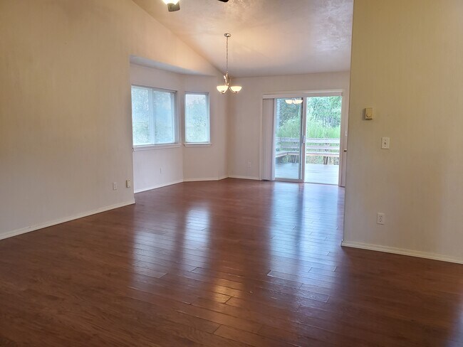 Foto del edificio - 571 E Hiawatha Blvd