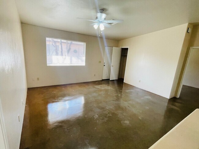 Building Photo - Single Family Home Style Unit w/ A/C, High...