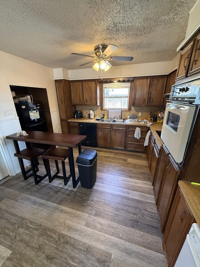 Foto del edificio - Pre Leasing for fall 2026! 5 bedroom 2 bath by LCU!