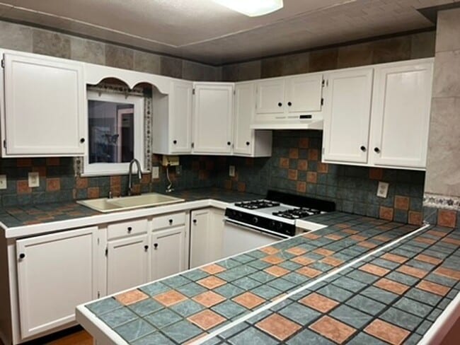 Foto del edificio - Charming 4 Bedroom 2 bath apartment near d...