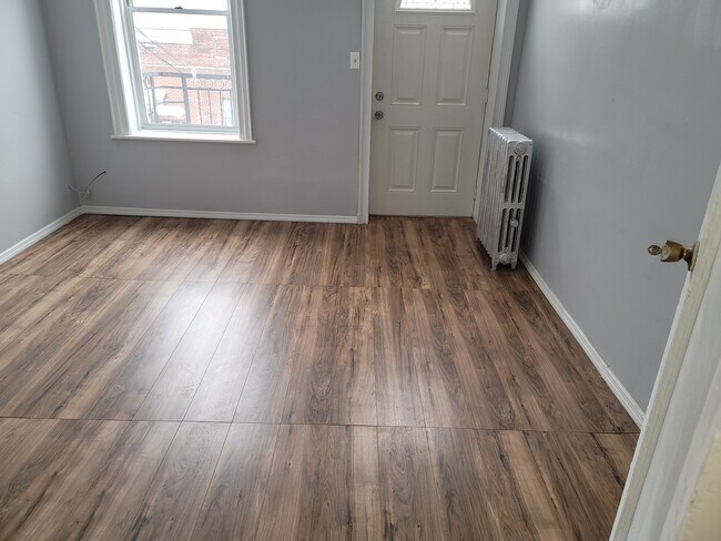 MASTER BEDROOM - 572 Bristol St