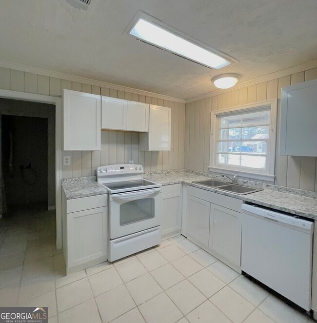 Building Photo - 135 Love St