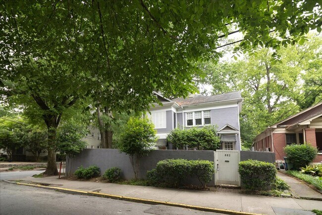 Building Photo - Very Spacious 2/2 Unit in the Heart of Midtown and Walking Distance to Piedmont Park!