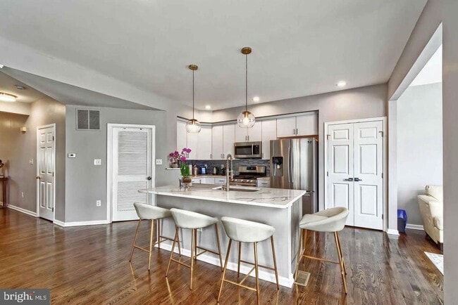 Building Photo - 13 Bridle Ct