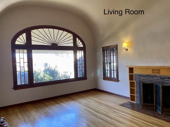 Living room with high vaulted ceiling - 948 N Howard St