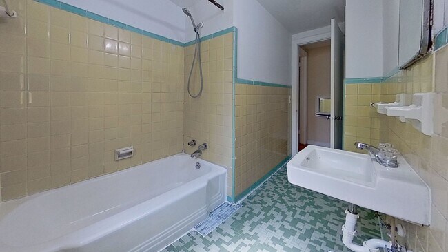 Building Photo - Cute and Charming Apartment in St. Nicholas