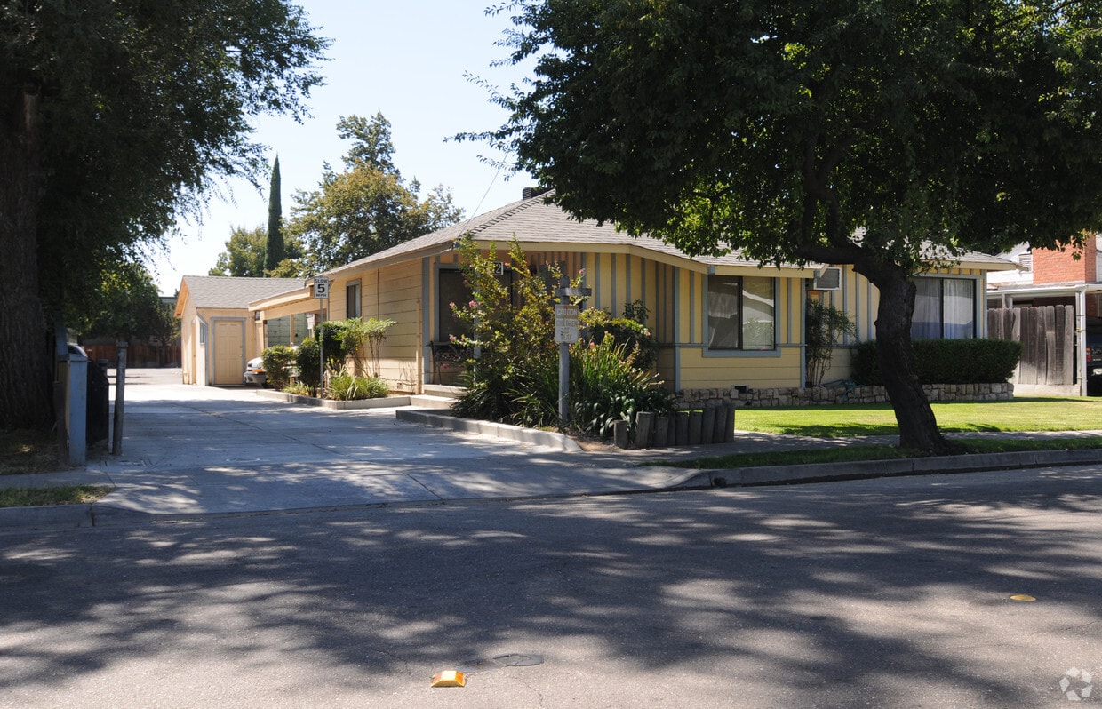 Primary Photo - 42 W Lowell Ave
